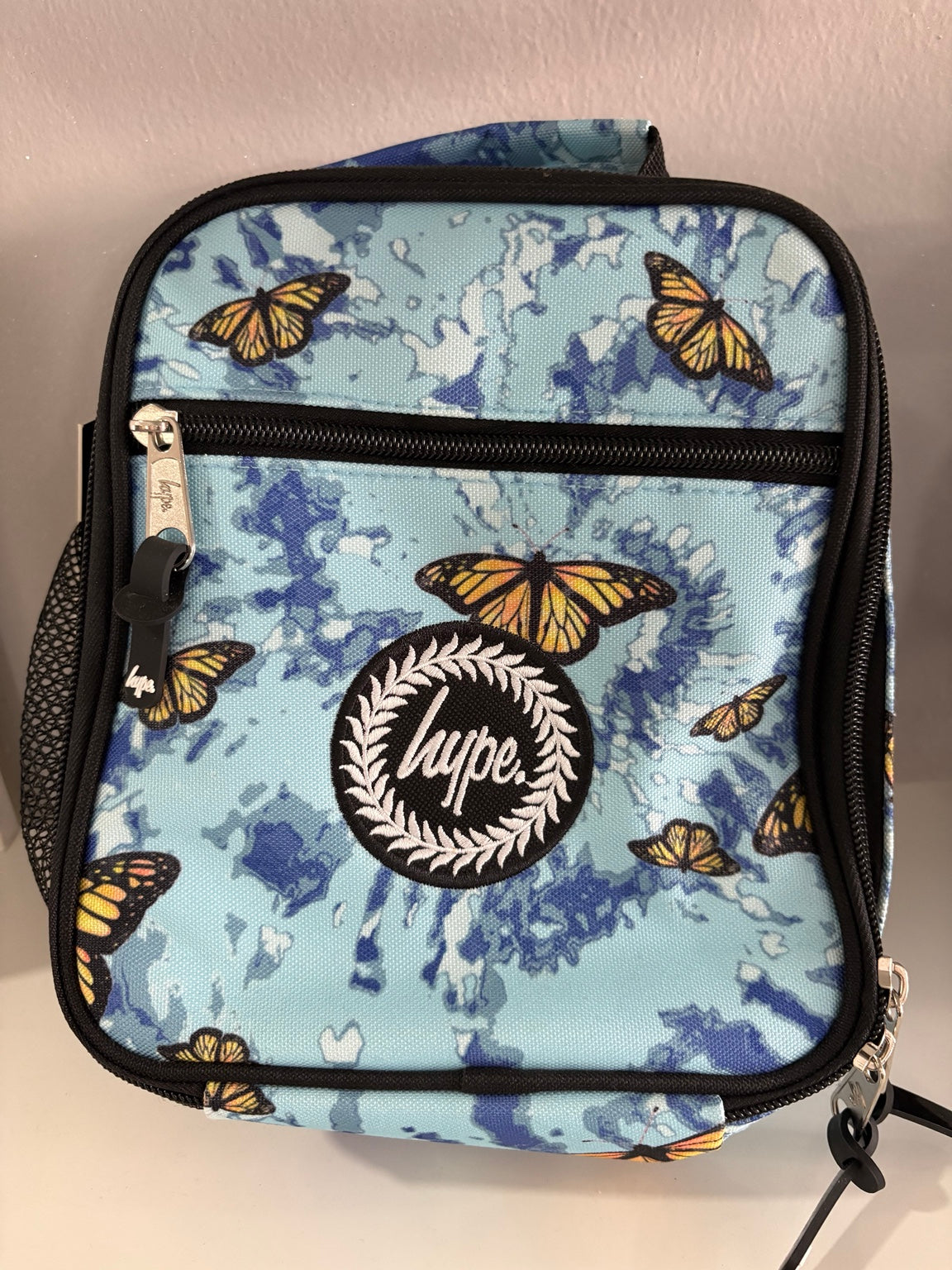 HYPE borsa termica azzurra con farfalle arancioni, fotografia originale inviata dal negozio