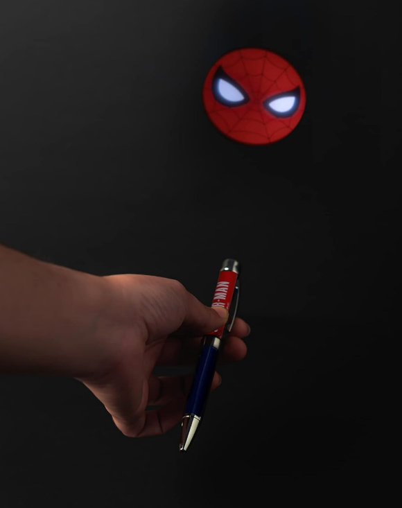 Taccuino A5 Spiderman e Penna - Quaderno Appunti Bullet Journal Puntinato con Penna Proiettore a Pile, Copertina Rigida