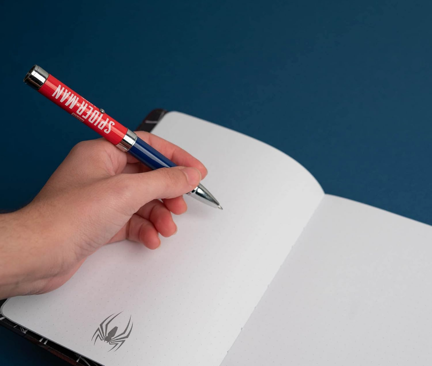 Taccuino A5 Spiderman e Penna - Quaderno Appunti Bullet Journal Puntinato con Penna Proiettore a Pile, Copertina Rigida